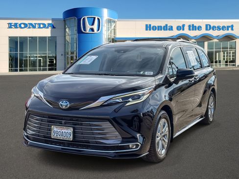 Used 2022 Toyota Sienna Platinum image 3