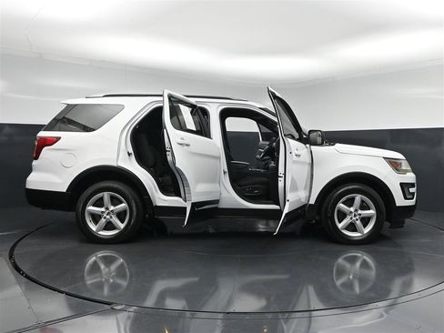 Used 2017 Ford Explorer XLT w/ Equipment Group 201A AWD/4WD image 39
