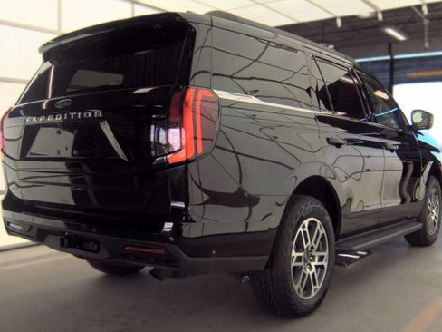Used 2025 Ford Expedition Active AWD/4WD image 3
