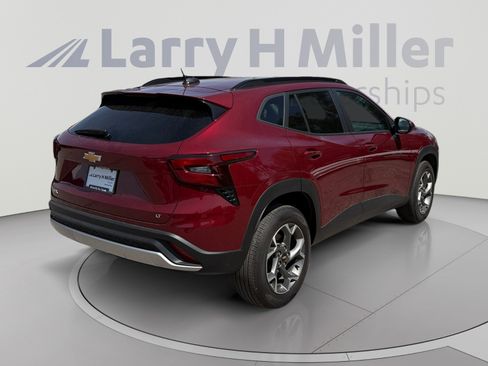 Used 2025 Chevrolet Trax LT FWD image 5