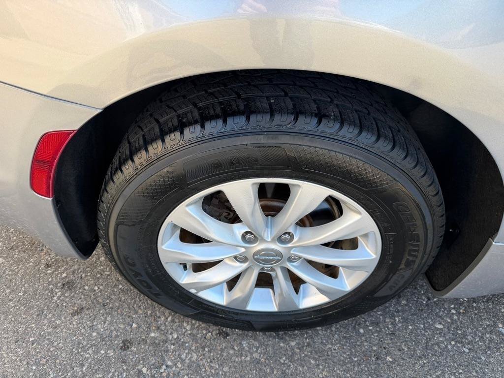 Used 2019 Chrysler Pacifica Touring-L FWD image 7
