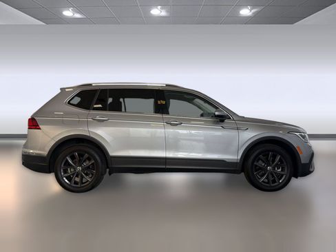 Used 2024 Volkswagen Tiguan SE w/ Panoramic Sunroof Package AWD/4WD image 8
