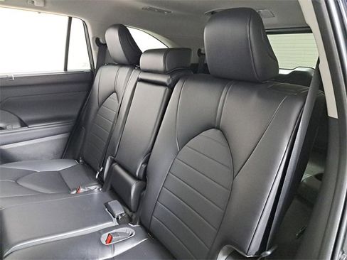 Used 2023 Toyota Highlander XLE image 13
