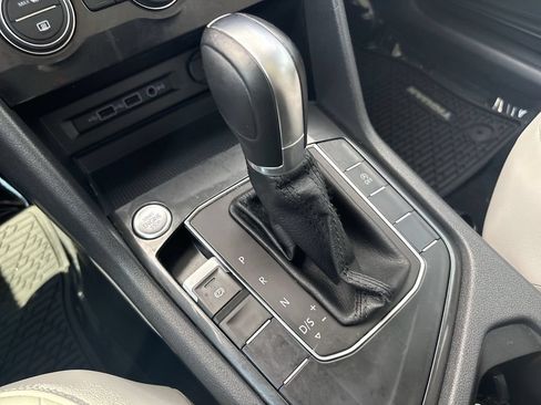 Used 2018 Volkswagen Tiguan SE w/ Panoramic Sunroof Package FWD image 15