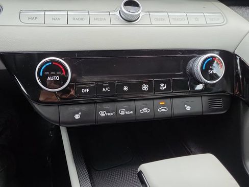 Used 2025 Hyundai Elantra Limited FWD image 21
