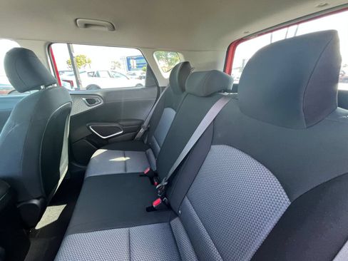Used 2025 Kia Soul LX w/ LX Technology Package FWD image 25