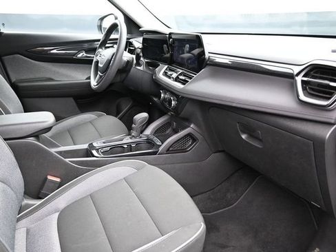 Used 2025 Chevrolet TrailBlazer LT w/ Driver Confidence Package image 17