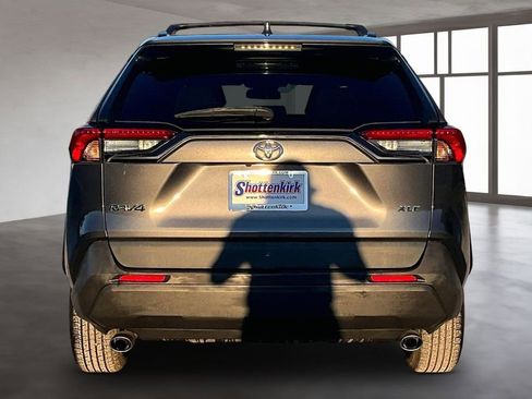 Used 2021 Toyota RAV4 XLE w/ Convenience Package image 5