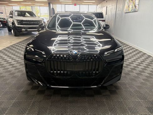 Used 2025 BMW 740i w/ Premium Package RWD image 4
