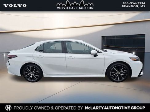 Used 2024 Toyota Camry SE image 3