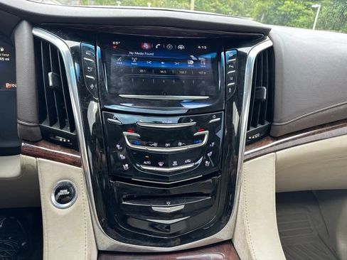 Used 2015 Cadillac Escalade Luxury AWD/4WD image 18