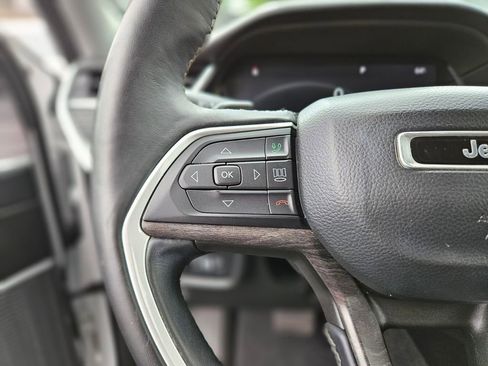 Used 2022 Jeep Grand Cherokee Limited image 25