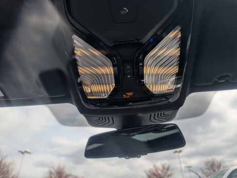 Used 2019 BMW 530i xDrive w/ Premium Package image 12