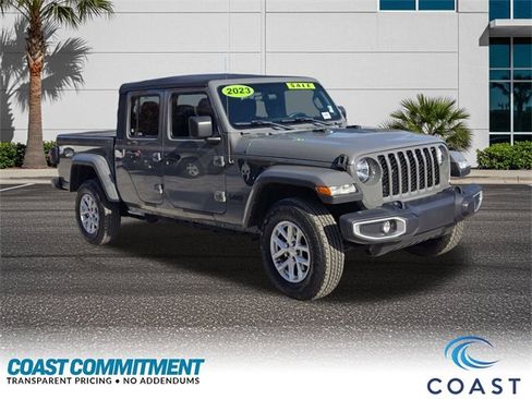 Used 2023 Jeep Gladiator Sport image 3