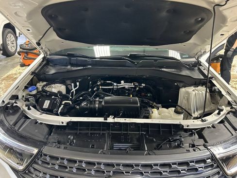Used 2022 Ford Explorer XLT w/ Equipment Group 202A AWD/4WD image 10