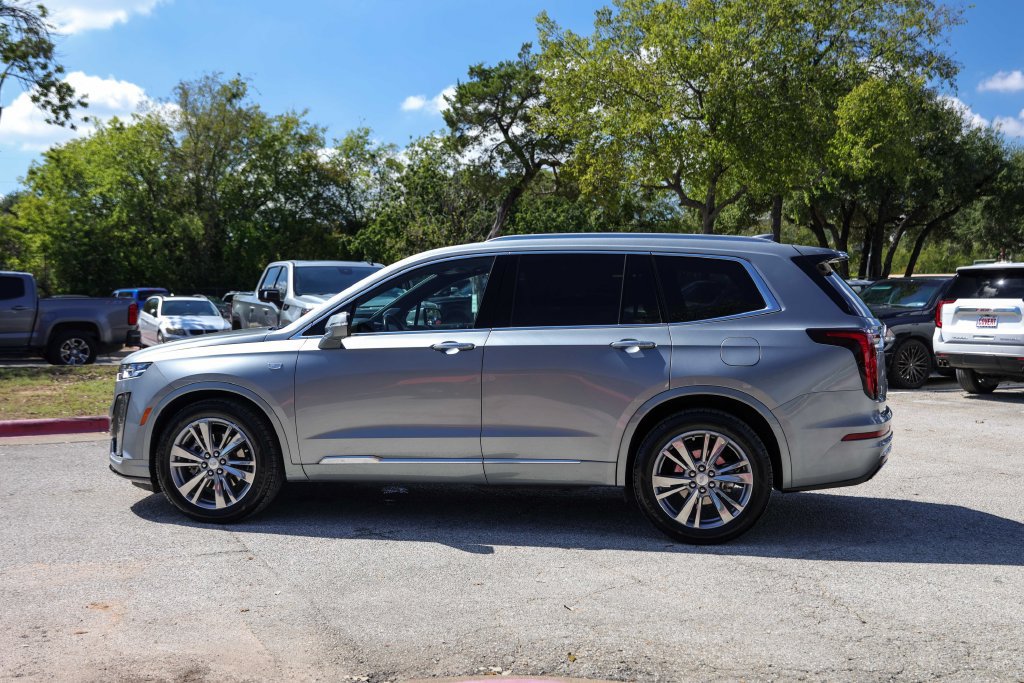 Used 2025 Cadillac XT6 Premium Luxury FWD image 2