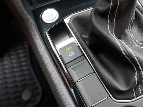 Certified 2025 Volkswagen Taos SE image 34