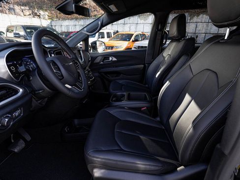 New 2026 Chrysler Voyager LX image 23