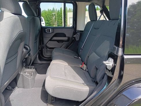 Used 2025 Jeep Wrangler Unlimited Sahara AWD/4WD image 19