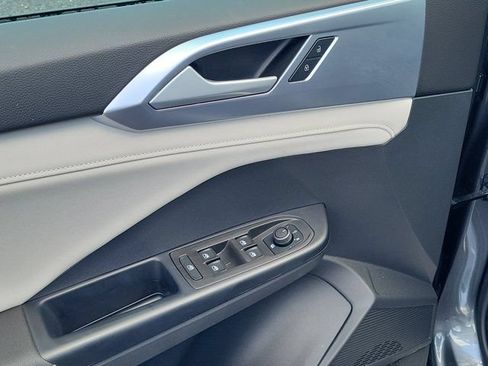 Certified 2025 Volkswagen Taos SE FWD image 16