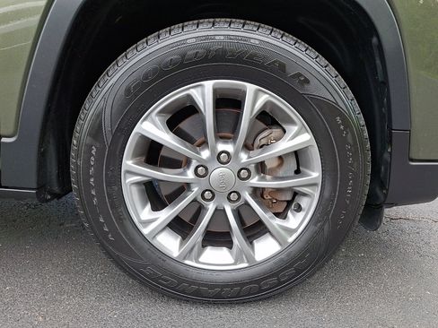 Certified 2019 Jeep Cherokee Latitude Plus AWD/4WD image 8