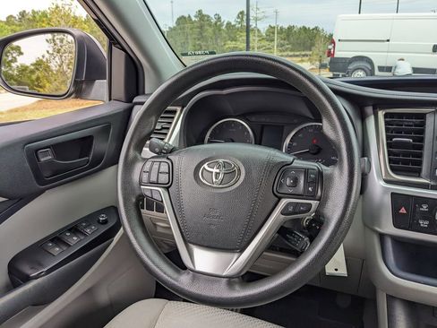 Used 2019 Toyota Highlander LE image 17