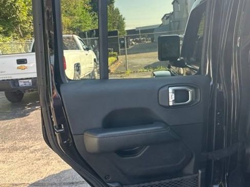 Used 2020 Jeep Wrangler Unlimited Sahara AWD/4WD image 28