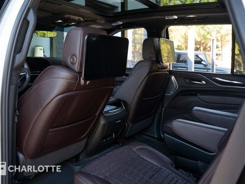 Used 2023 Cadillac Escalade V w/ LPO, ONYX Package image 29