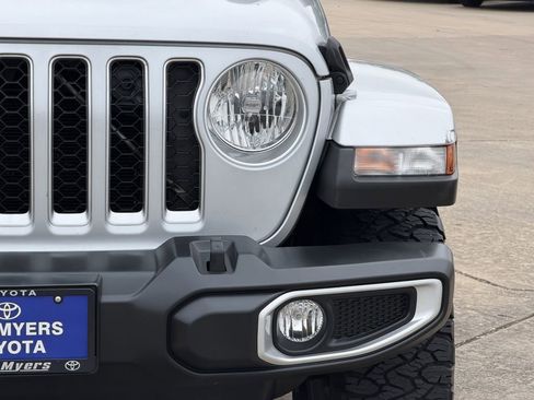 Used 2022 Jeep Gladiator Overland AWD/4WD image 4