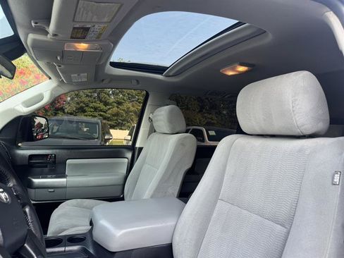Used 2018 Toyota Sequoia SR5 AWD/4WD image 26