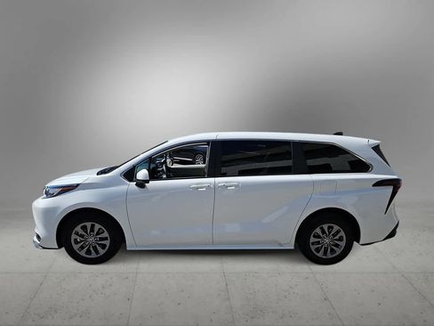 Used 2023 Toyota Sienna LE image 5