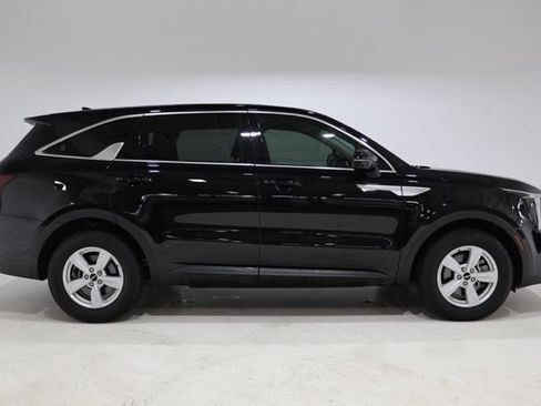 Used 2025 Kia Sorento LX FWD image 9