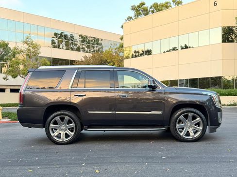 Used 2018 Cadillac Escalade Luxury RWD image 3