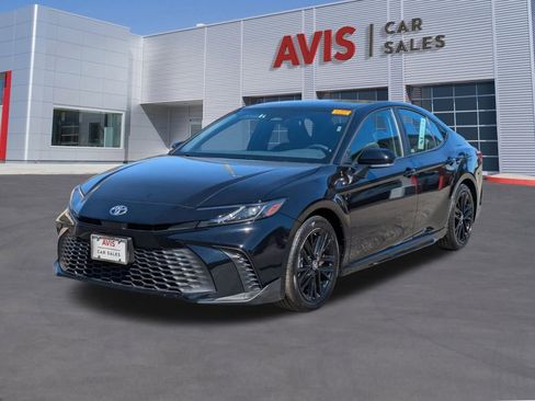 Used 2025 Toyota Camry SE image 1