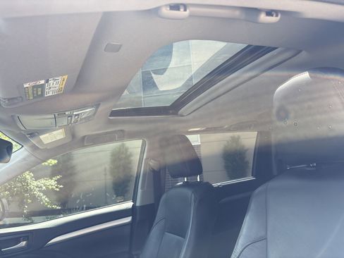 Used 2019 Toyota Highlander XLE FWD image 28