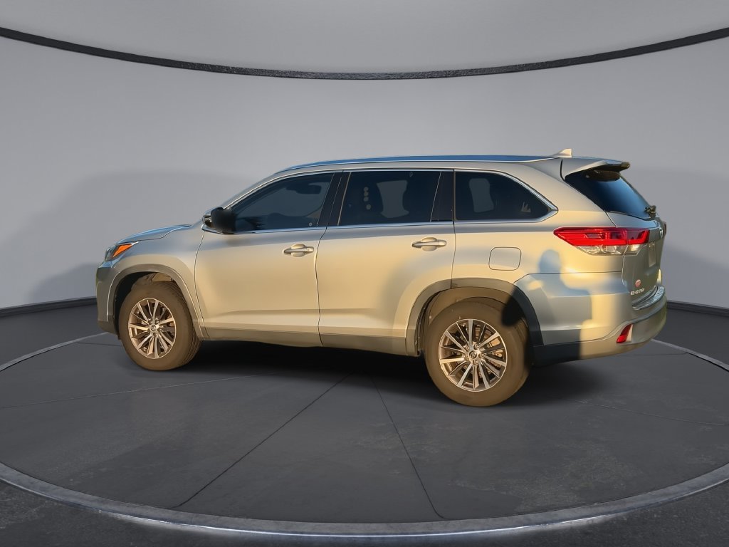 Used 2019 Toyota Highlander XLE FWD image 6