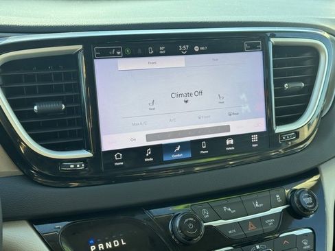 Used 2023 Chrysler Pacifica Touring-L image 28