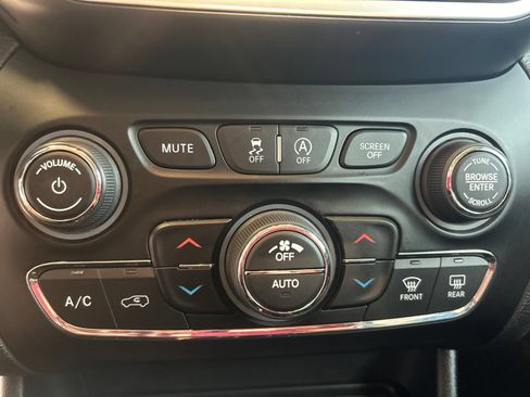 Used 2019 Jeep Cherokee Latitude Plus w/ Comfort/Convenience Group AWD/4WD image 24