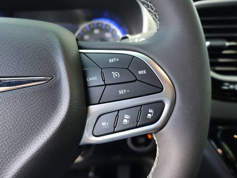 Used 2026 Chrysler Pacifica Select FWD image 16