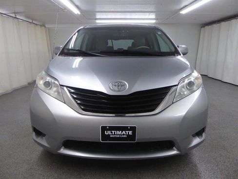 Used 2011 Toyota Sienna LE image 2