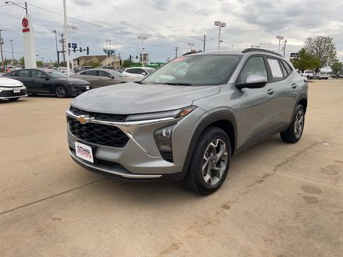 Used 2025 Chevrolet Trax LT w/ LT Convenience Package FWD image 2