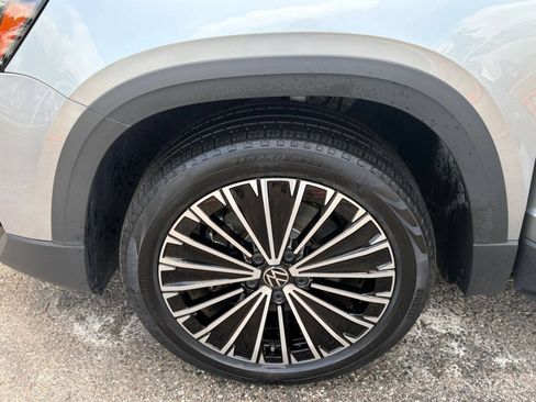 Used 2025 Volkswagen Taos SE FWD image 30