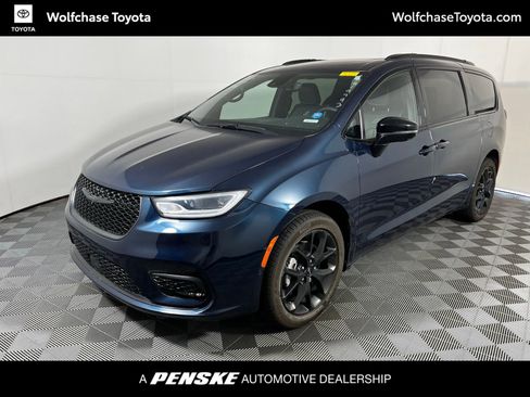 Used 2023 Chrysler Pacifica Limited w/ Uconnect Theater Family Group AWD/4WD image 1