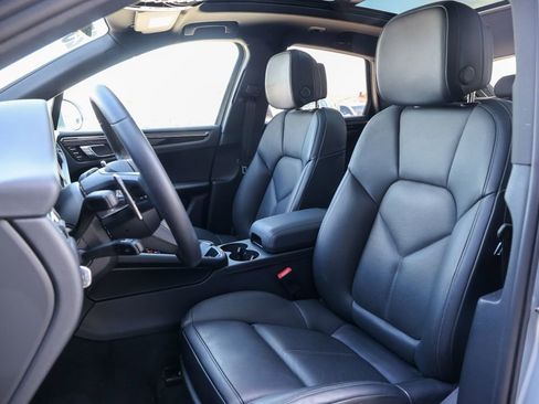 Certified 2025 Porsche Macan image 4