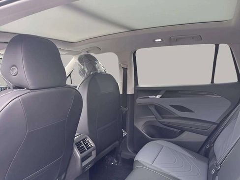 New 2025 Volkswagen Tiguan SE image 6