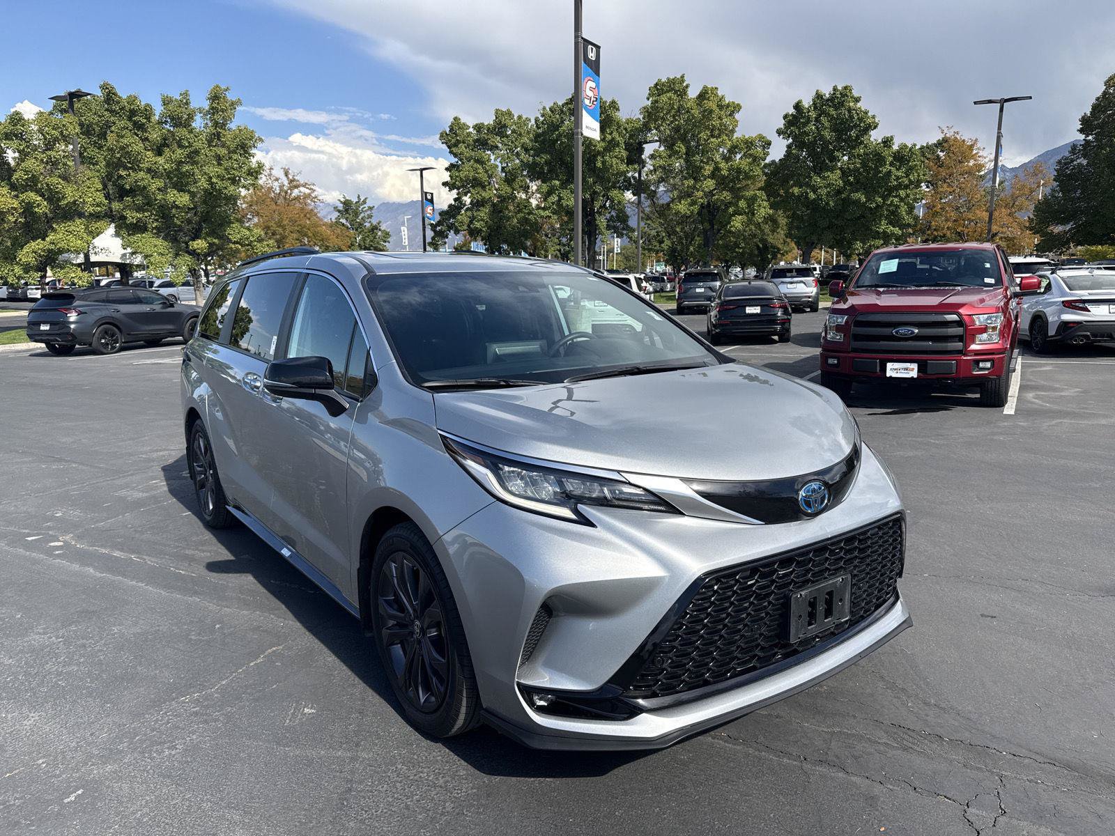 Used 2024 Toyota Sienna XSE w/ XSE Premium Package FWD image 2