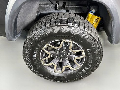 Used 2025 Chevrolet Colorado ZR2 w/ Technology Package AWD/4WD image 35