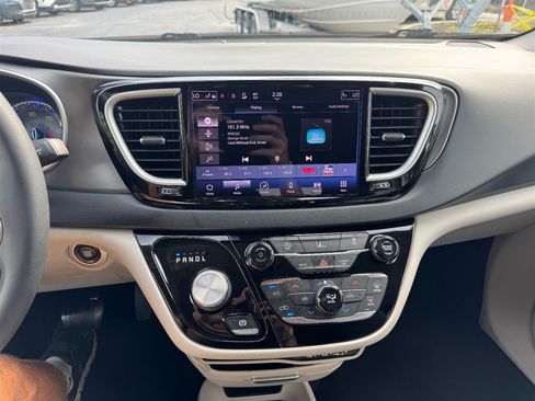 Used 2022 Chrysler Pacifica Touring-L FWD image 15