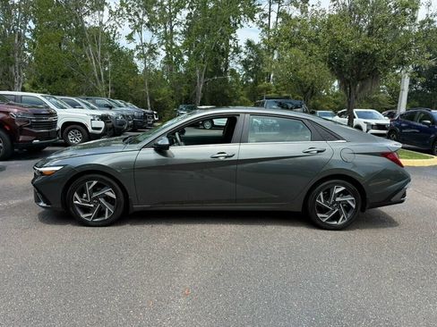 Used 2025 Hyundai Elantra SEL FWD image 2