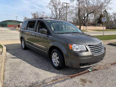 Used 2010 Chrysler Town & Country Touring image 15